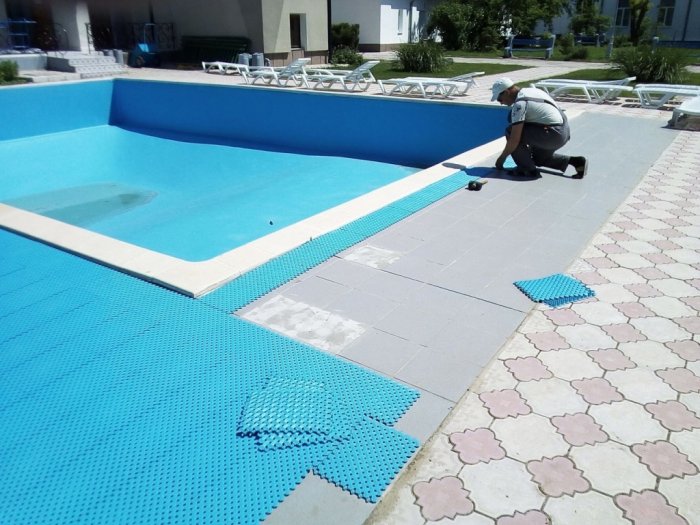 Как выбрать антискользящее покрытие для бассейна?